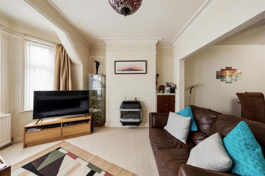Nelson Road E4