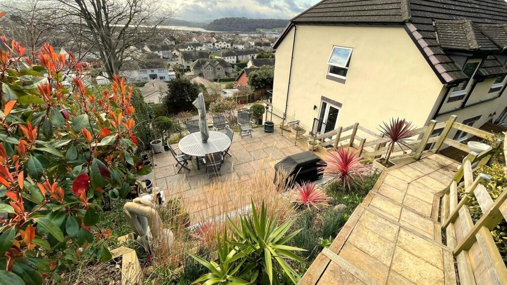 SIDE AND REAR GARDENS