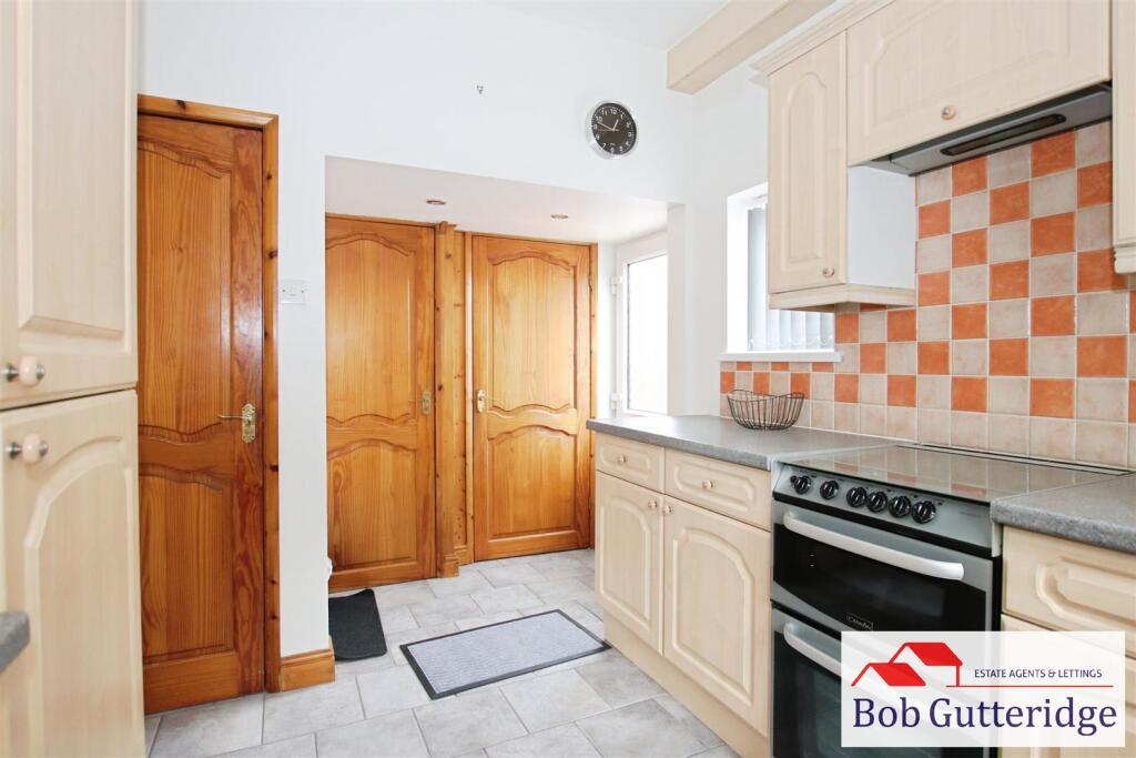 FITTED KITCHEN