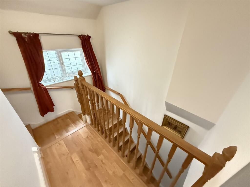 FIRST FLOOR LANDING