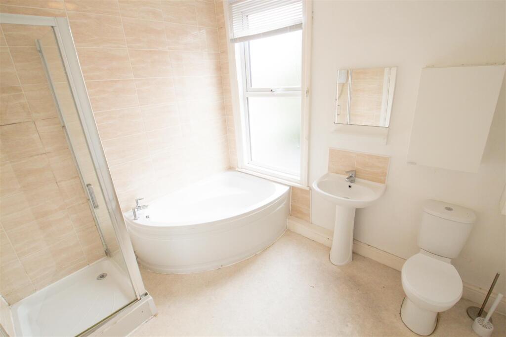 Bathroom 1.jpg