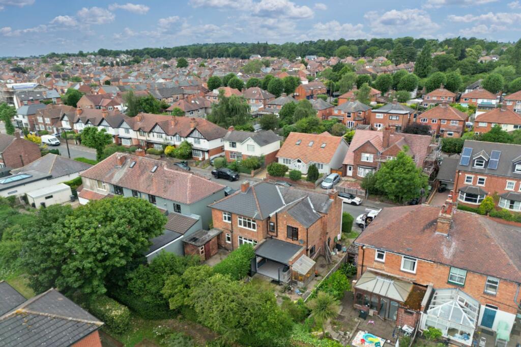 Private leafy garden