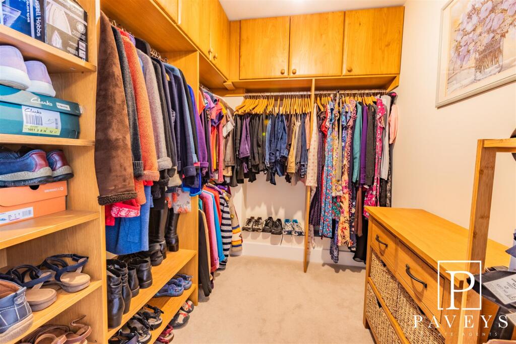 WALK-IN DRESSING ROOM