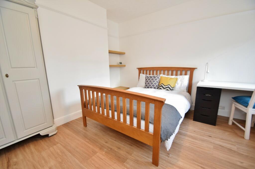 Bedroom Middle 