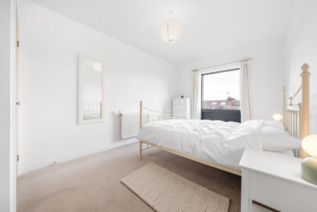 Bedroom (1).JPG