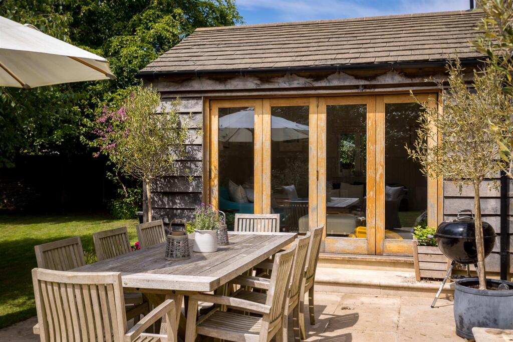 28 - Rowan Tree House - GL7 7EN - Web.jpg