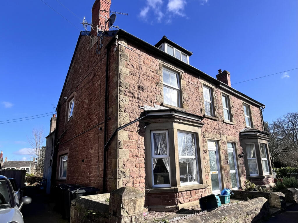 First Floor Studio Apartment near Bathhurst Park