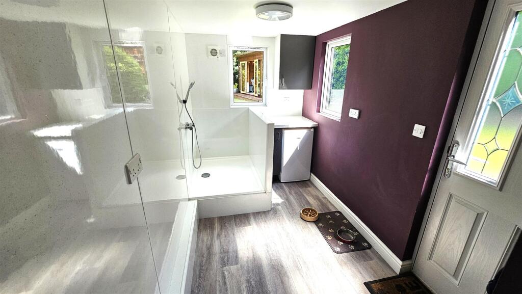 Rear shower room.jpg