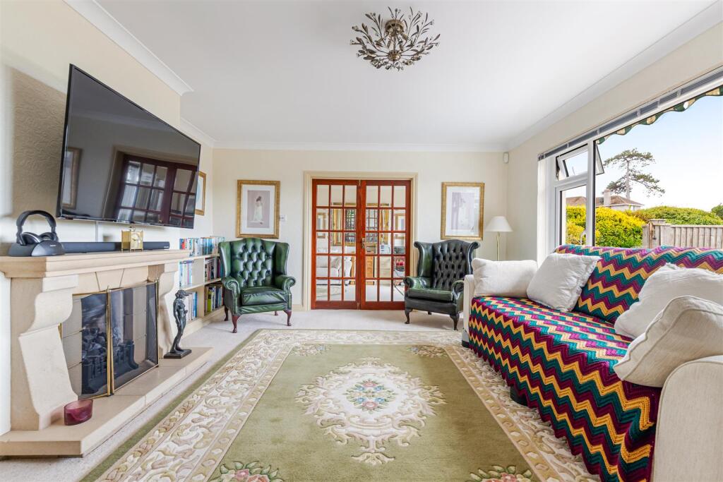 A15 - Ridgwood, Rock End Avenue - 250901.jpg