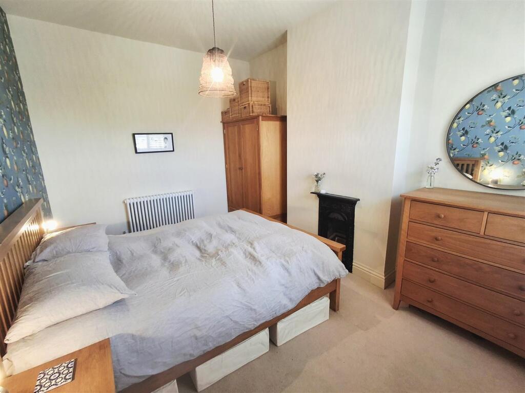 44 Chandos - Bedroom 2.jpg