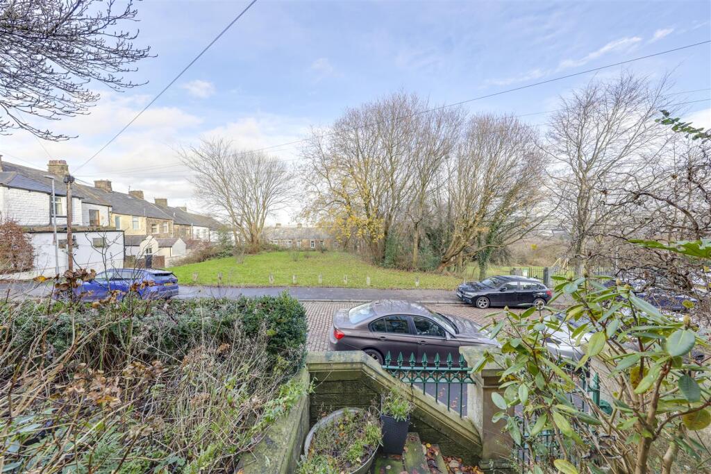 View and Garden to Front