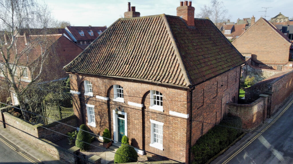 4 Bedroom House - detached for Sale