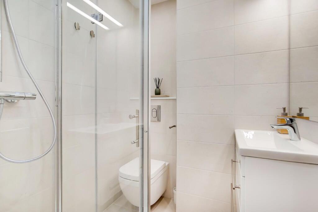 8_Shower Room-0.jpg
