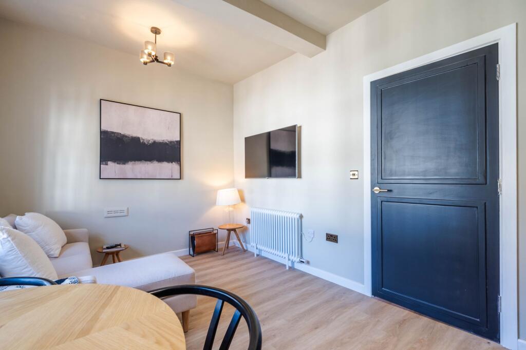 OPEN PLAN LIVING AREA