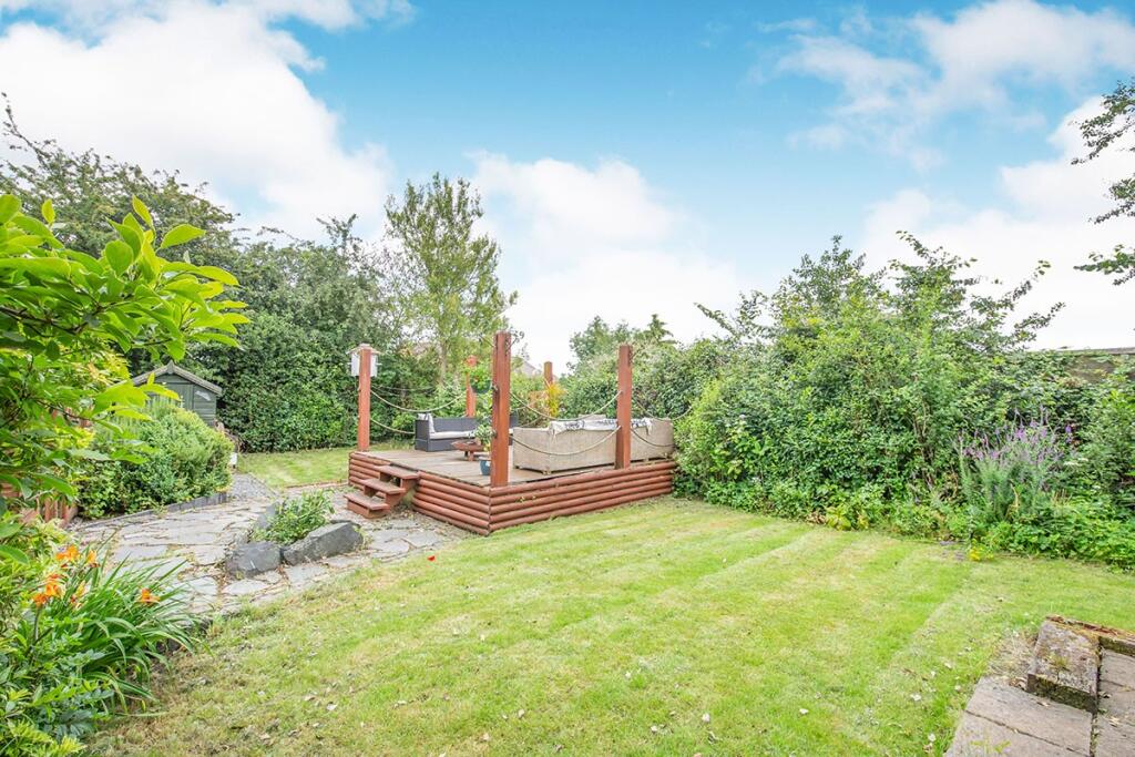 Large Landscaped Gar