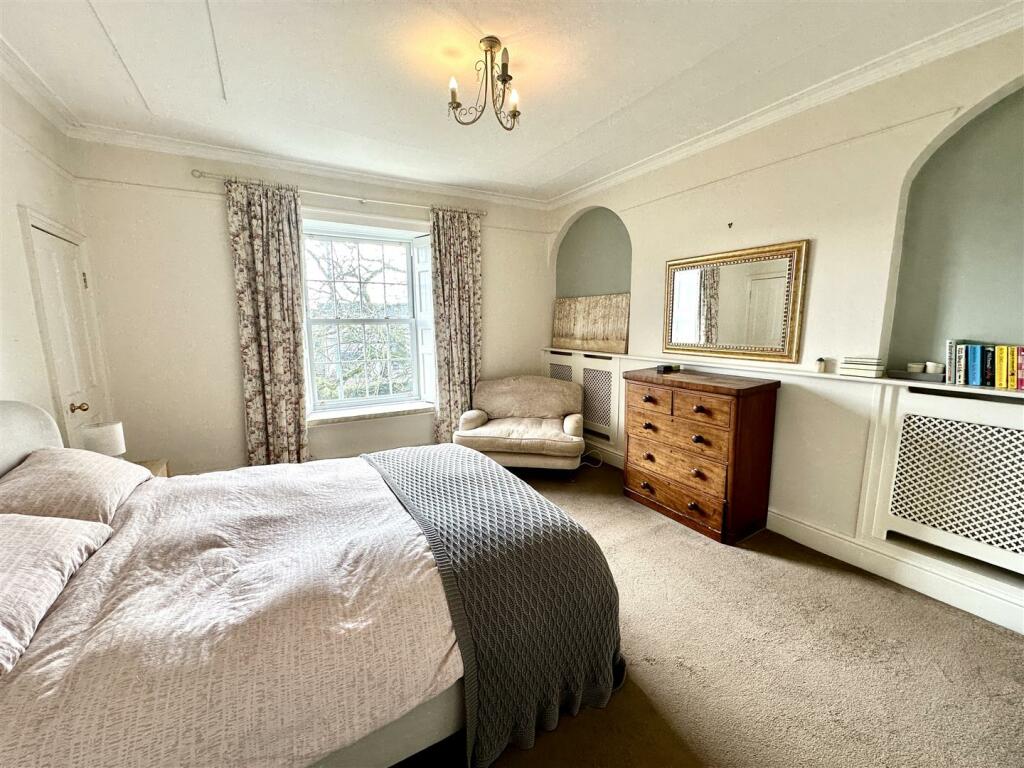 PRINCIPAL BEDROOM