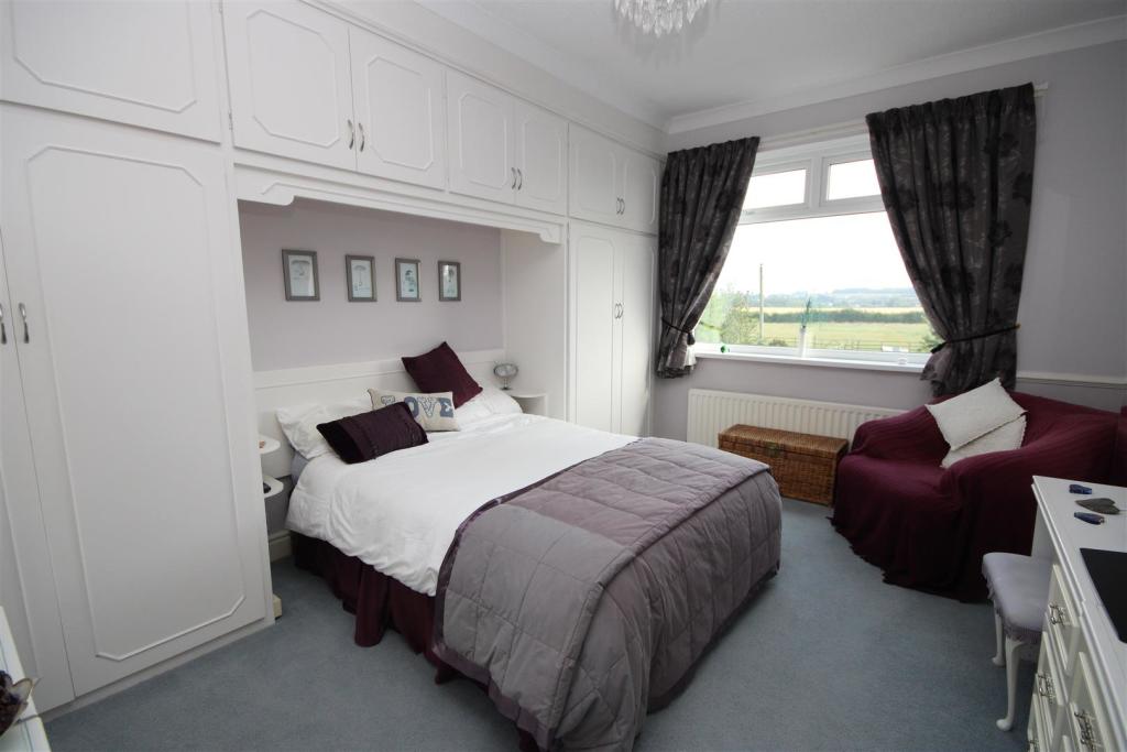 Master Bedroom (Rear)