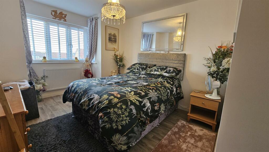 BEDROOM 2