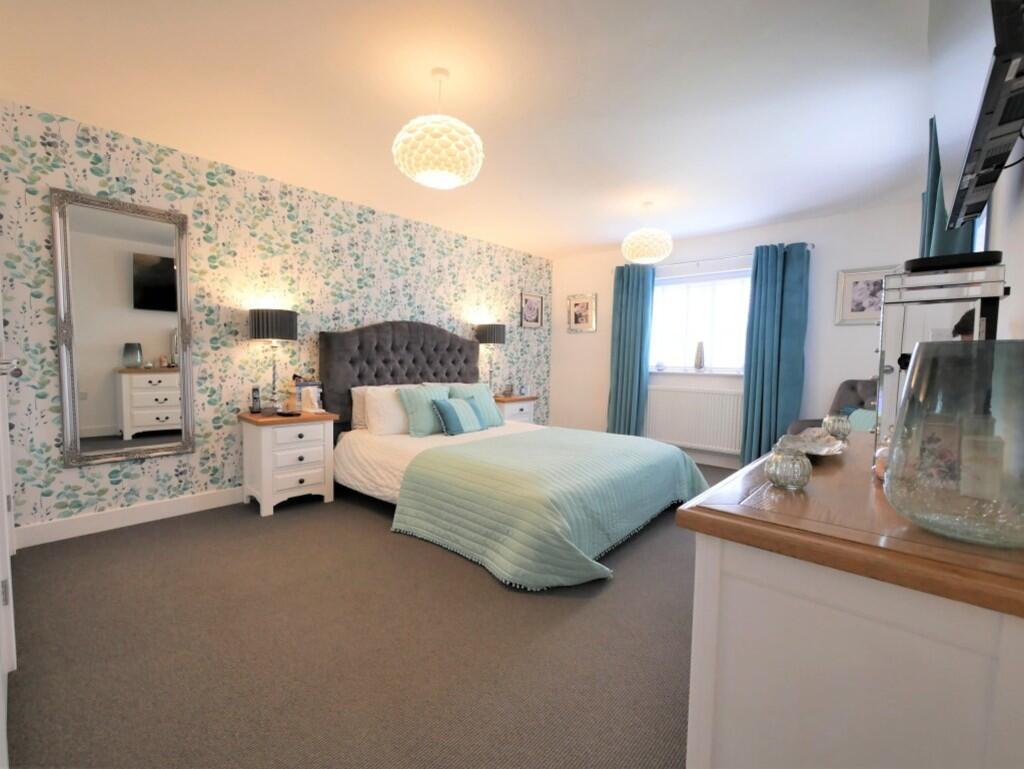 PRINCIPAL BEDROOM...