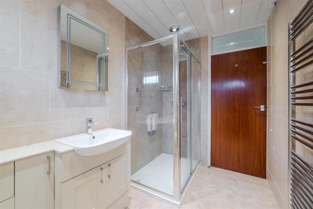 Bathroom 1-2.jpg