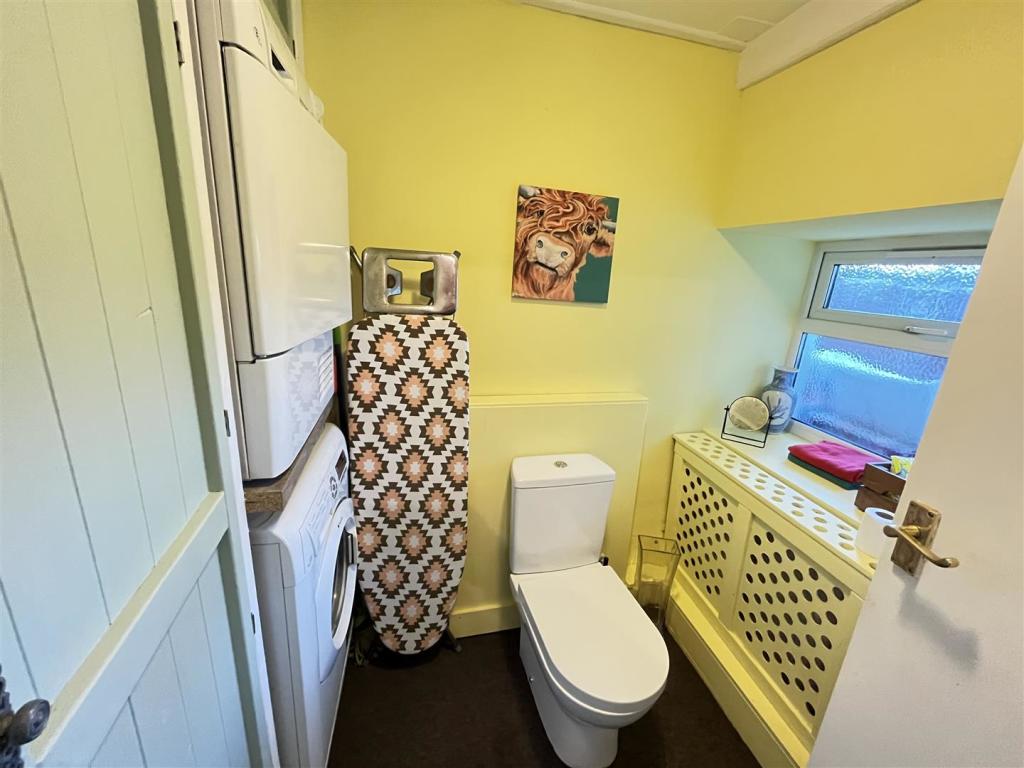 CLOAKROOM OFF