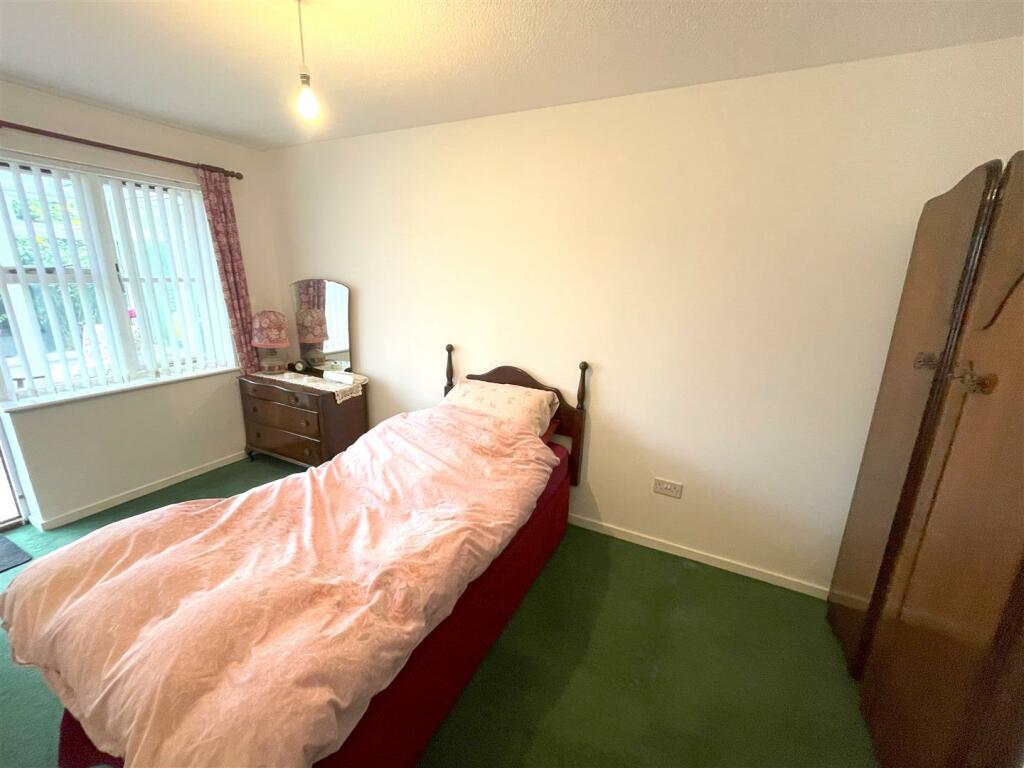 Bedroom 1 (2).jpg