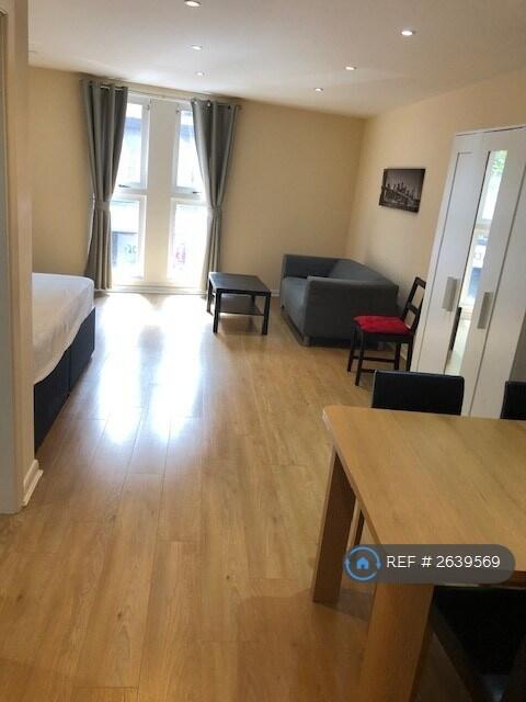Lounge/Bed Area