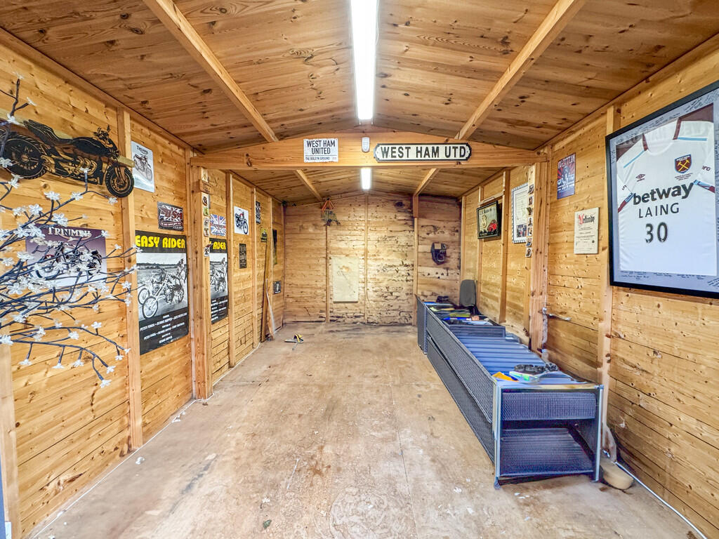 summer house insi...