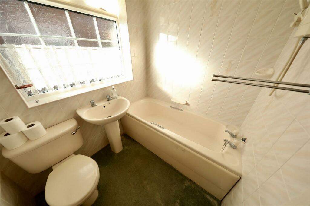 11 The wolds - Bathroom.jpg