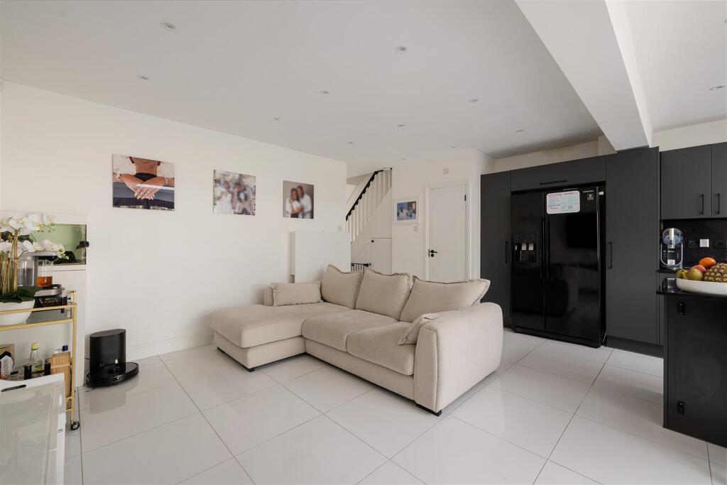 Brackley Square, IG8