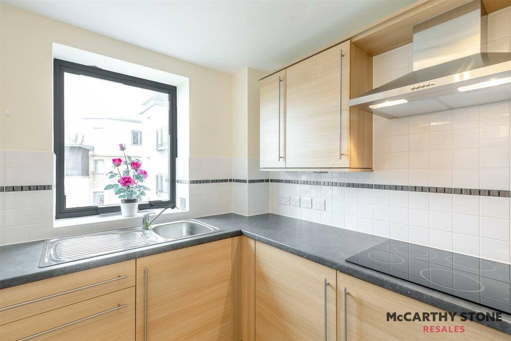 8586516-interior17.jpg