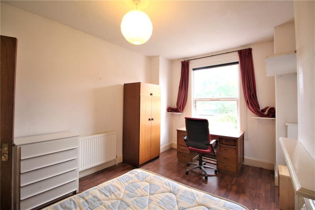 A bright and tidy single bedroom featuring a la...