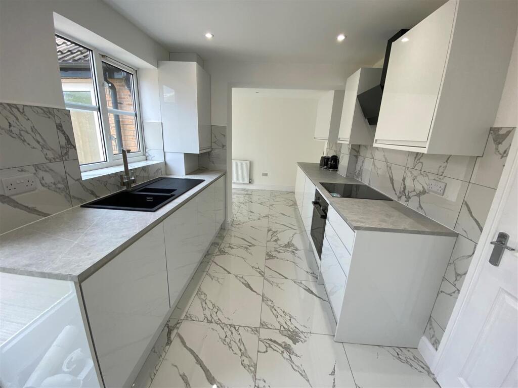 35 Greenacres - kitchen 2.jpg