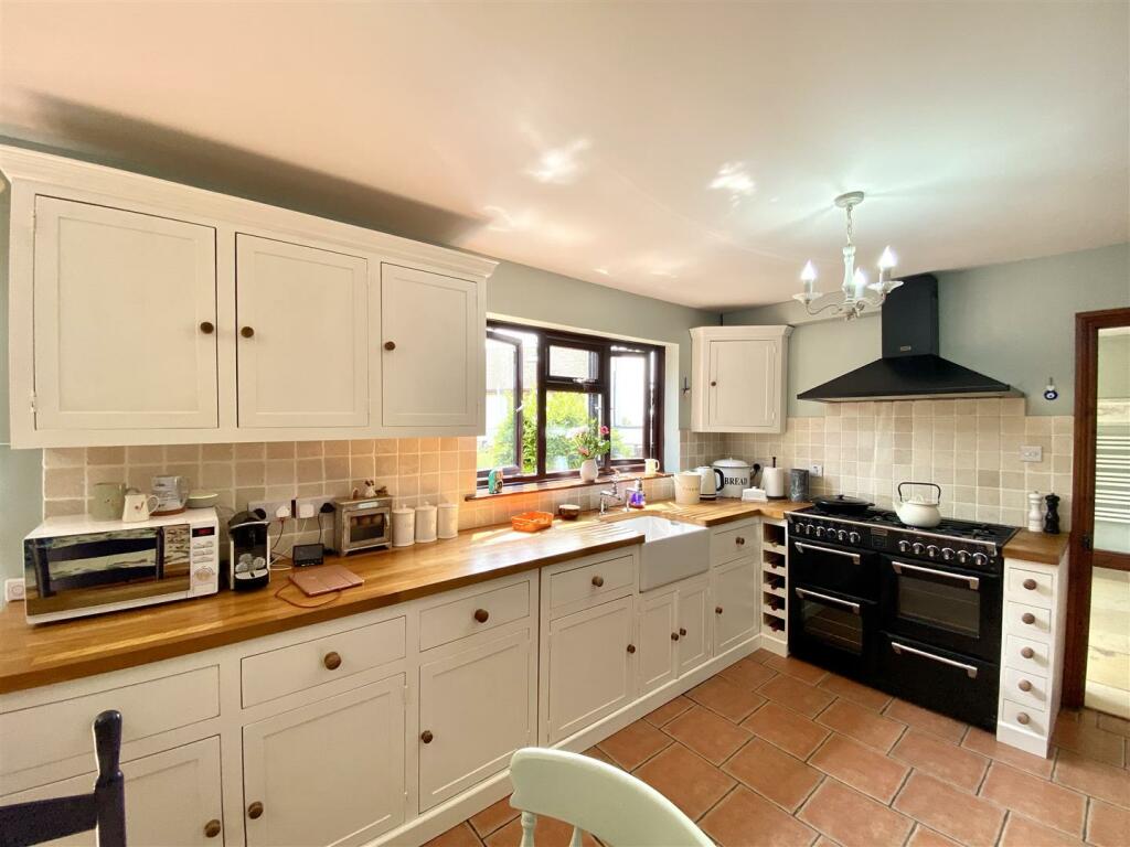 KITCHEN/BREAKFAST ROOM