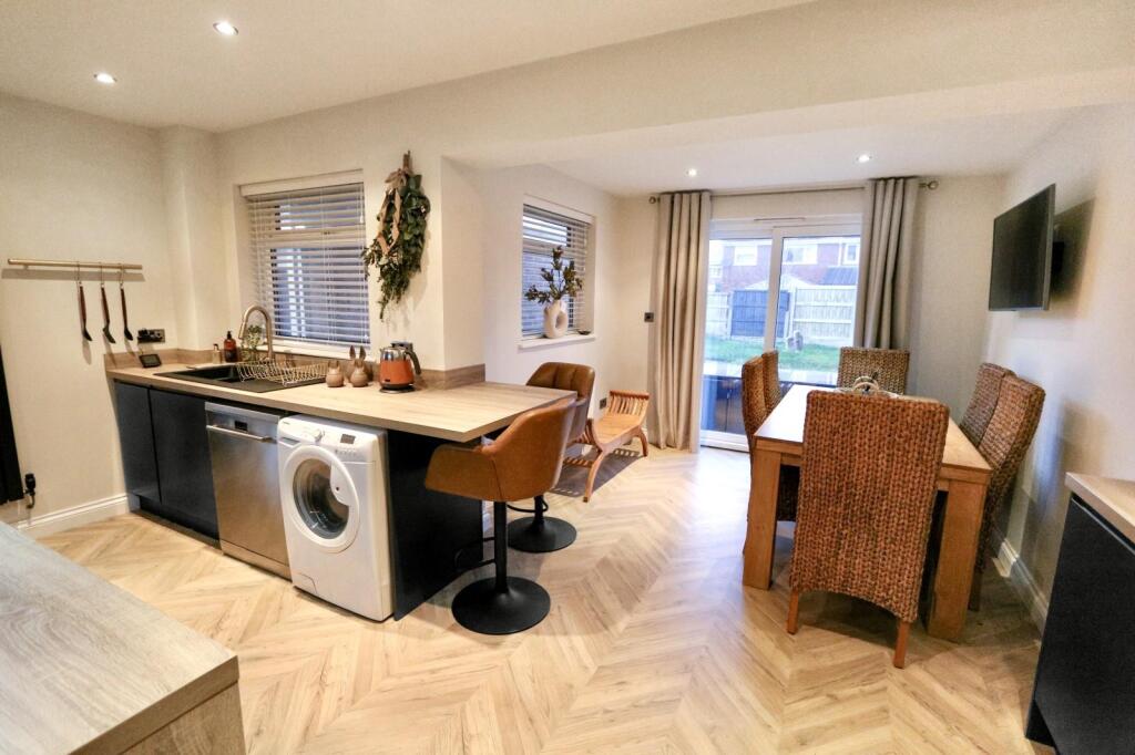 Kitchen/ Dining Room