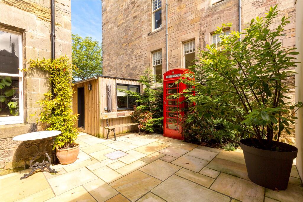 Courtyard/Store
