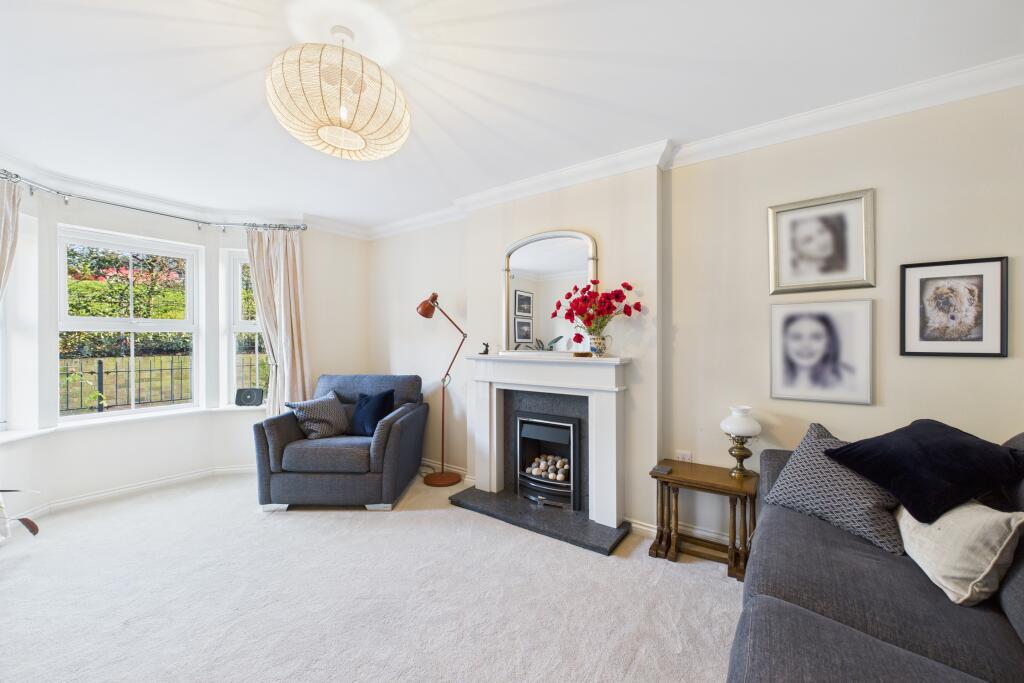 CAM04201G0-PR0118-STILL003