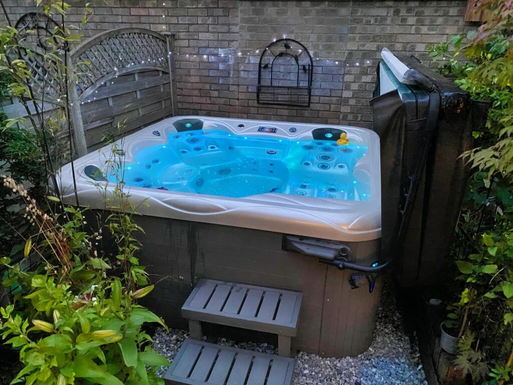Hit tub 5