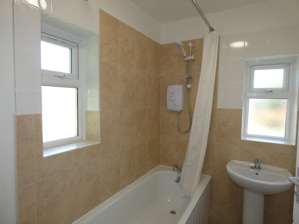 Pic 9 Bathroom (1).JPG