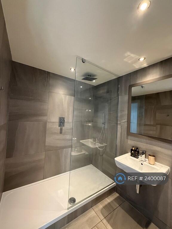 Second Bedroom En-Suite