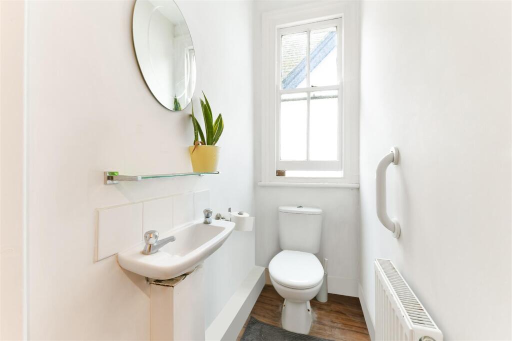 HIGH STREET, 7A, MENS WC AND BATHROOM- (1).jpg