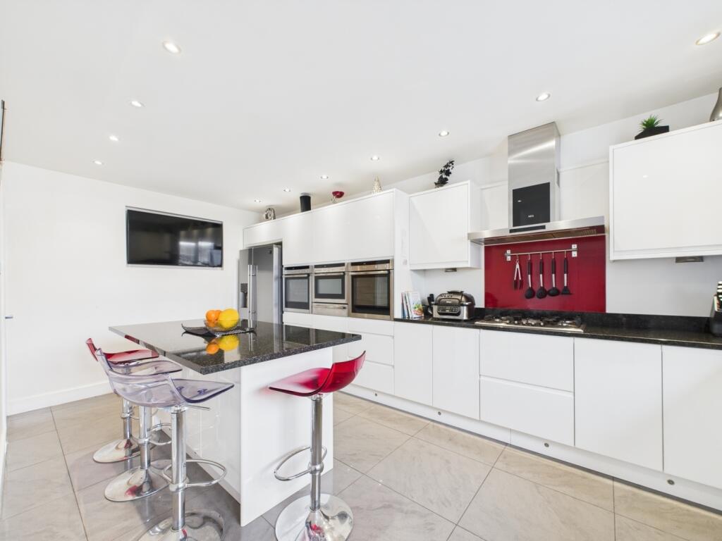 CAM02386G0-PR0122-STILL015