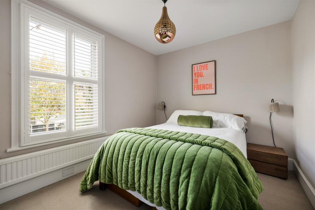 Clarendon Road, E18