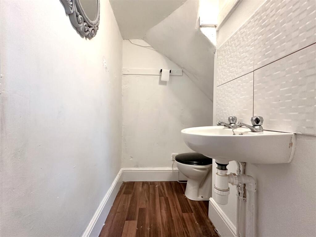 First Floor En-Suite W.C 533