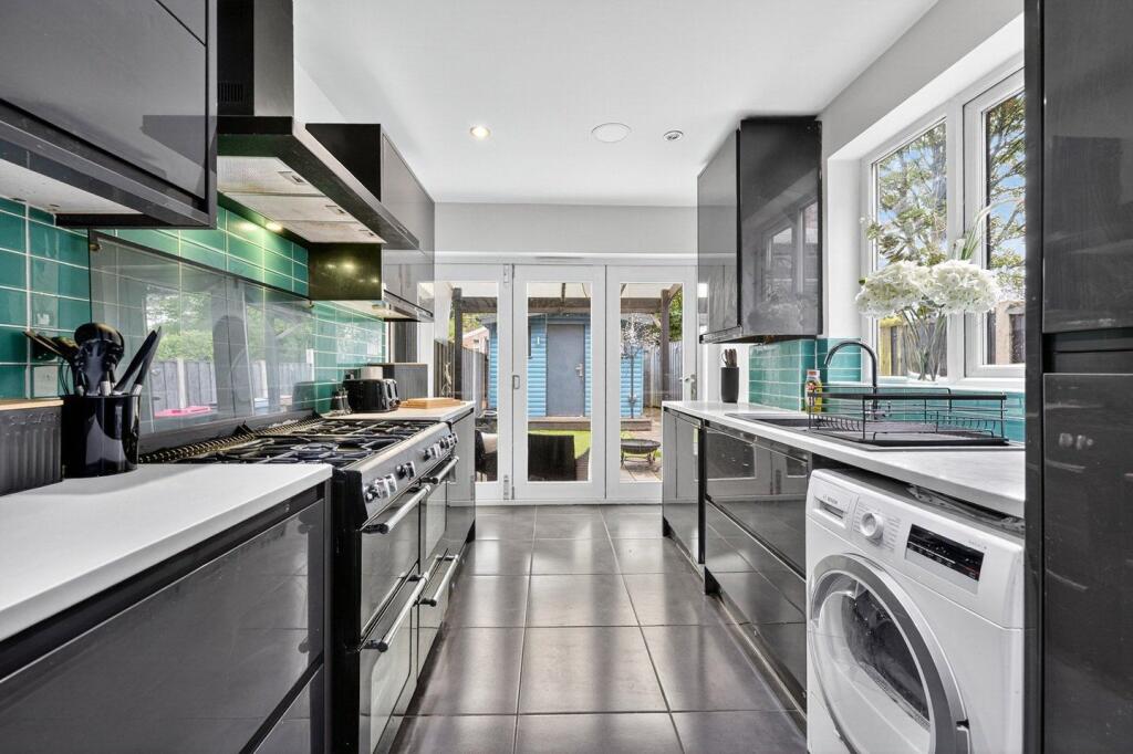 2 bed flat to rent Montana Cl, London CR2