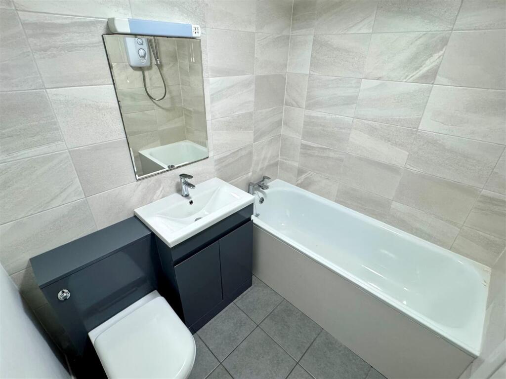 13 Trevelga Court Bathroom