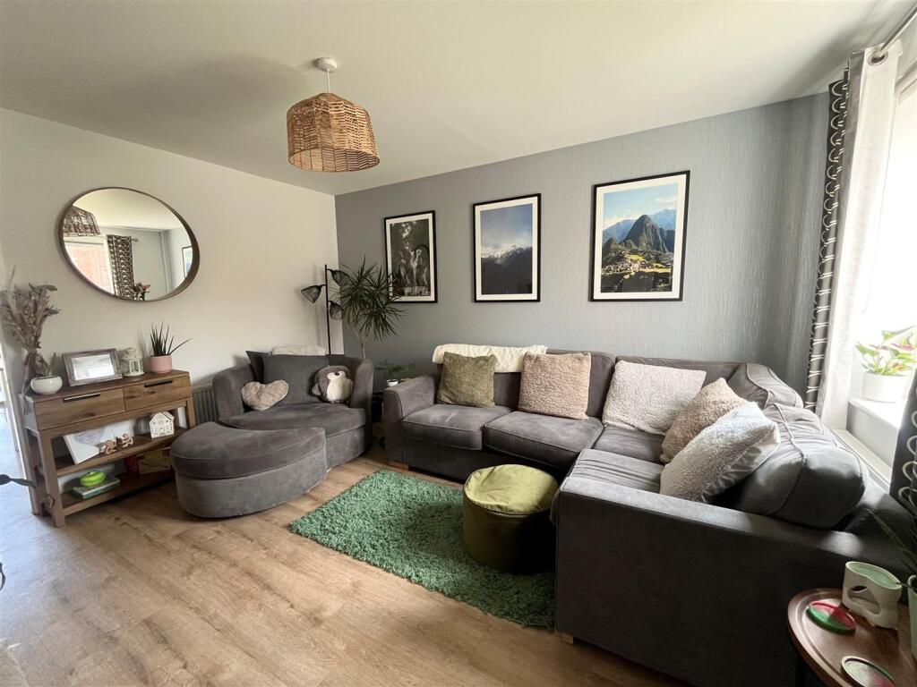 4. Lounge 2.jpg