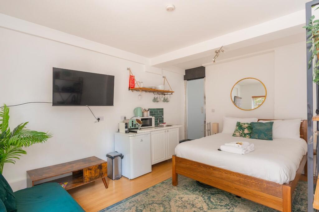 1S5L1CM - Studio C.jpg