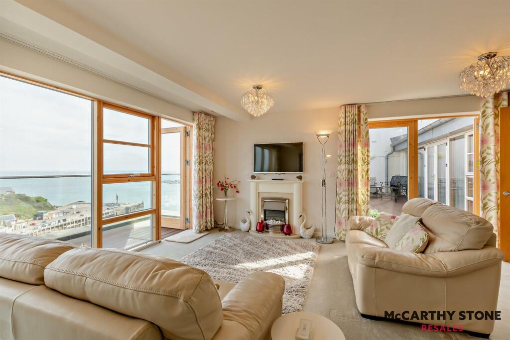 LIVING ROOM/KITCHEN: