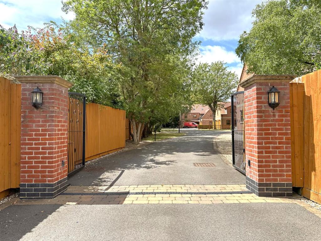 Exclusive Electric Gated Development 311